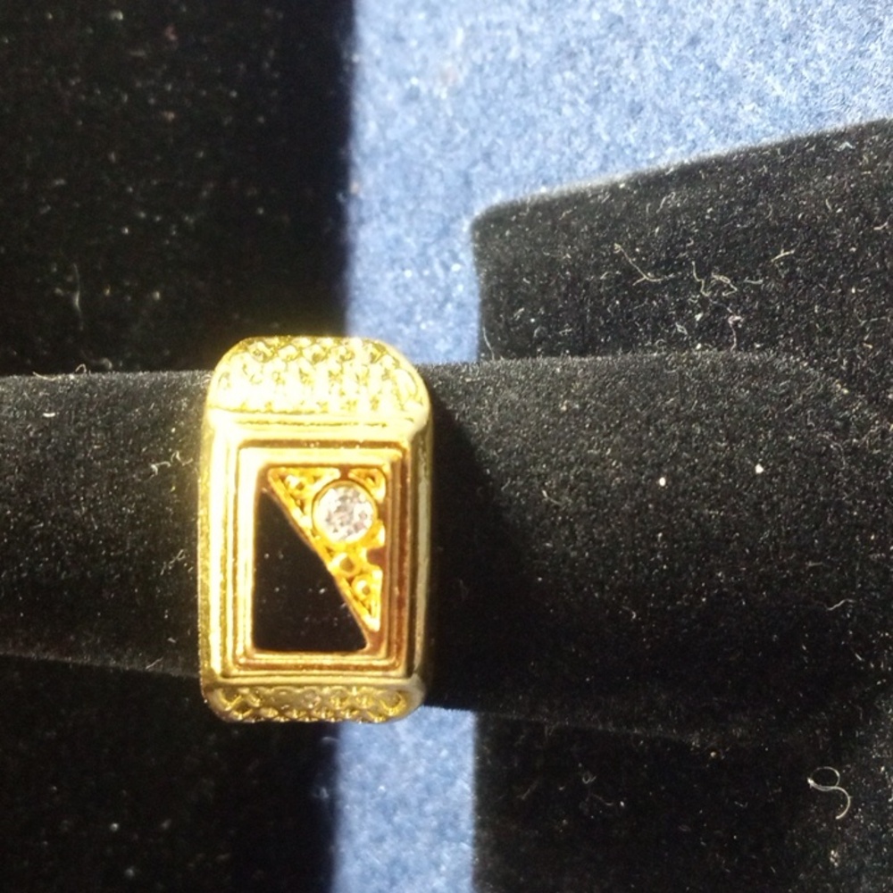 Mens Elegant Gold Tone Ring. Size 9